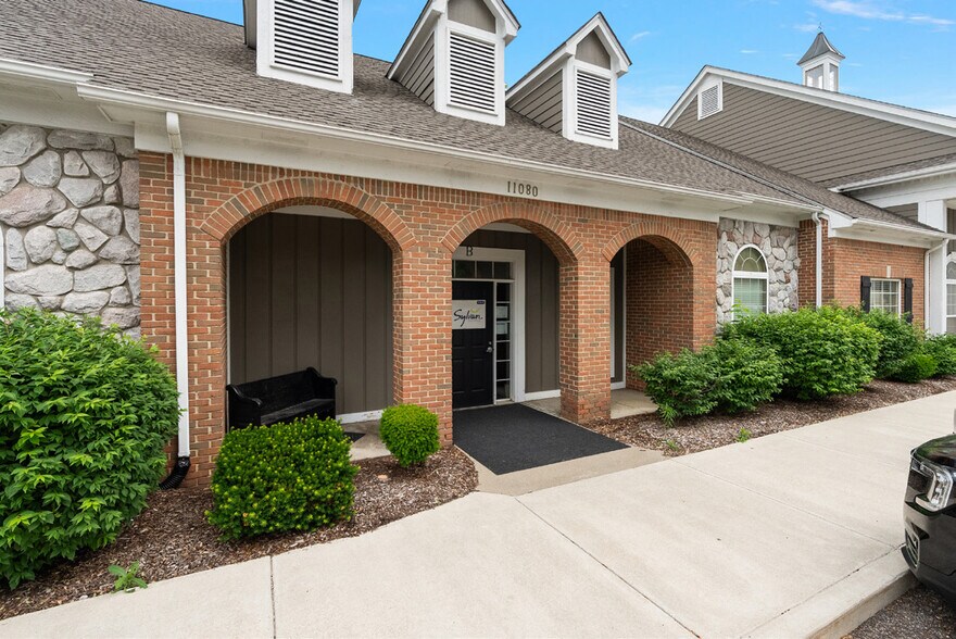 11080 Hall Rd, Sterling Heights, MI à louer - Photo du bâtiment - Image 3 de 14