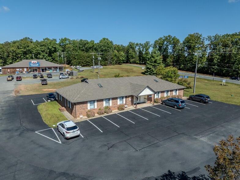 The Crofton Plaza portfolio of 9 properties for sale on LoopNet.ca - Building Photo - Image 2 of 35