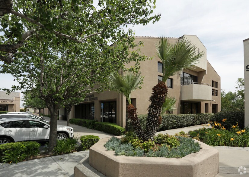 930 W Foothill Blvd, Upland, CA à louer - Photo du bâtiment - Image 3 de 13