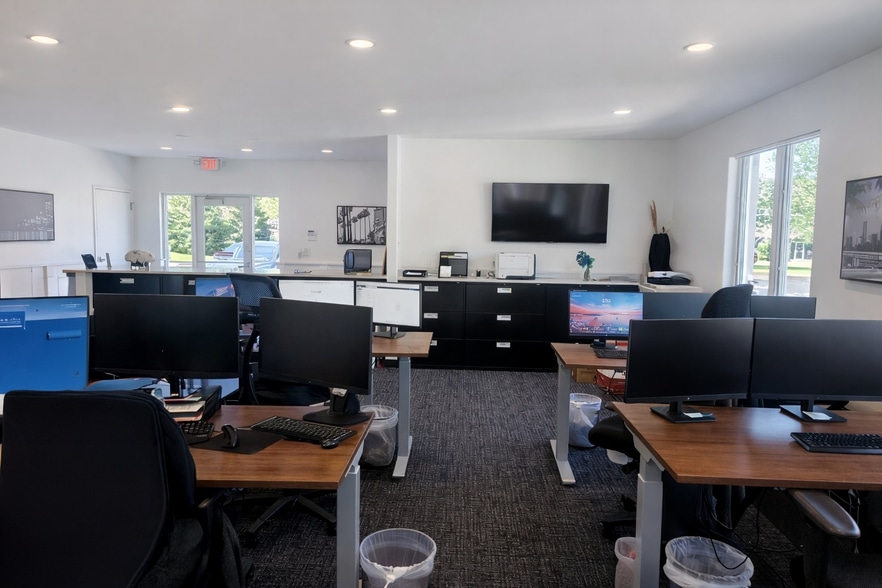 18045-18049 Oak St, Omaha, NE for lease - Interior Photo - Image 2 of 6