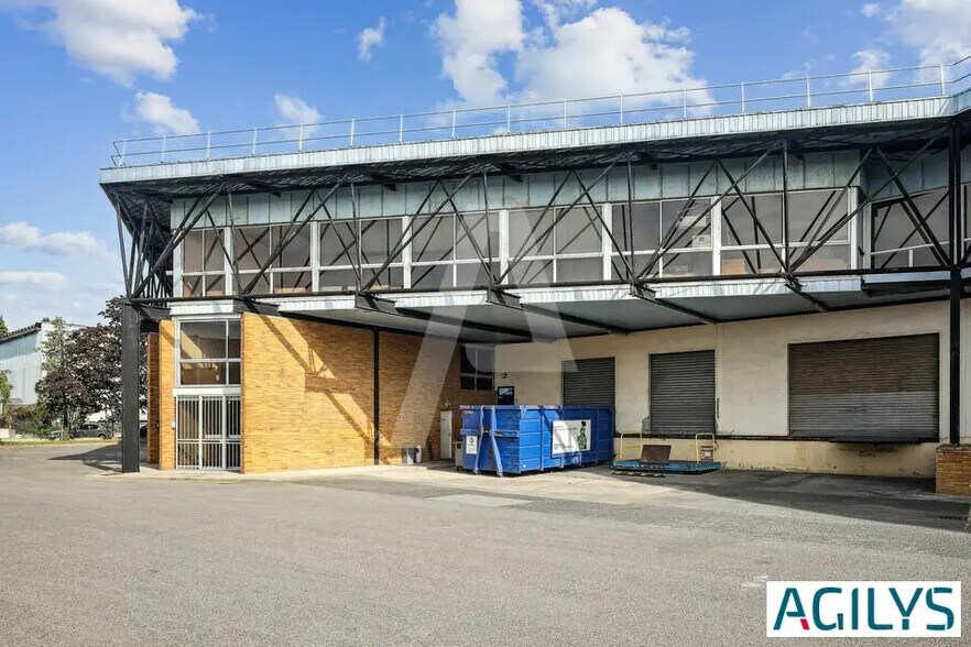 Industrial in Morangis for lease - Building Photo - Image 1 of 8