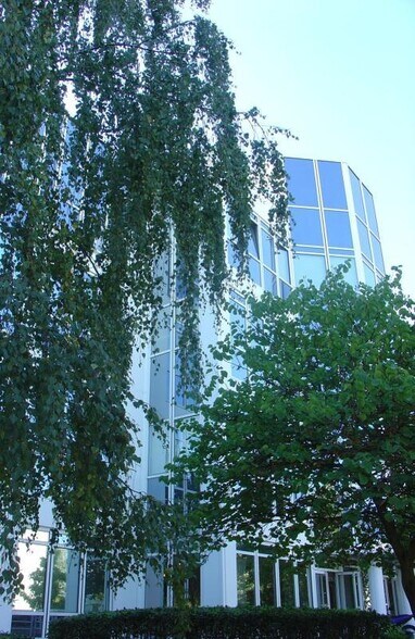 Bureau dans Vélizy-Villacoublay à louer - Photo du bâtiment - Image 2 de 16