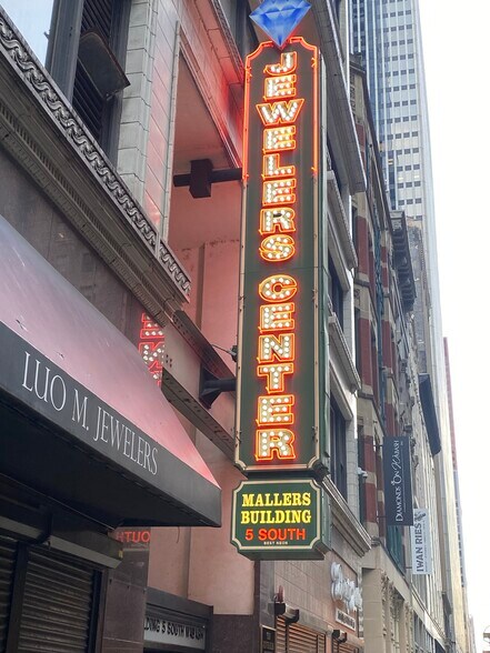 5 S Wabash Ave, Chicago, IL à louer - Photo du bâtiment - Image 2 de 20