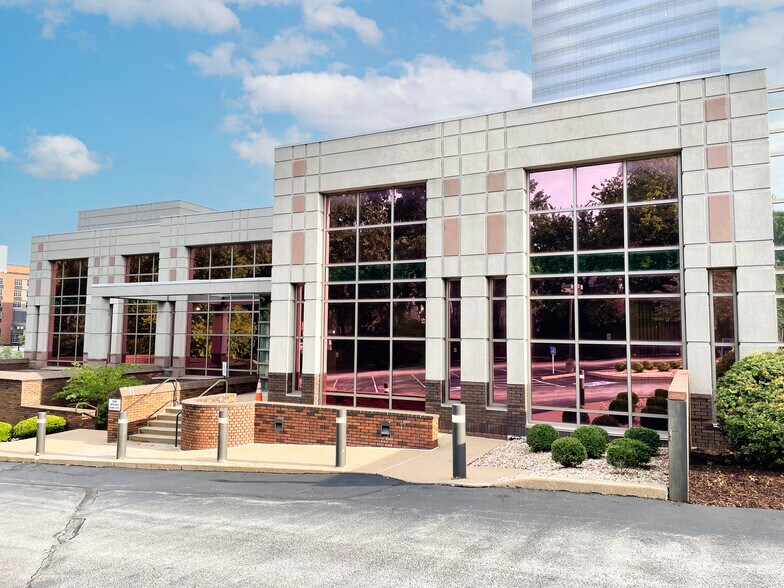 10 N Hanley Rd, Clayton, MO à vendre - Photo du bâtiment - Image 2 de 2