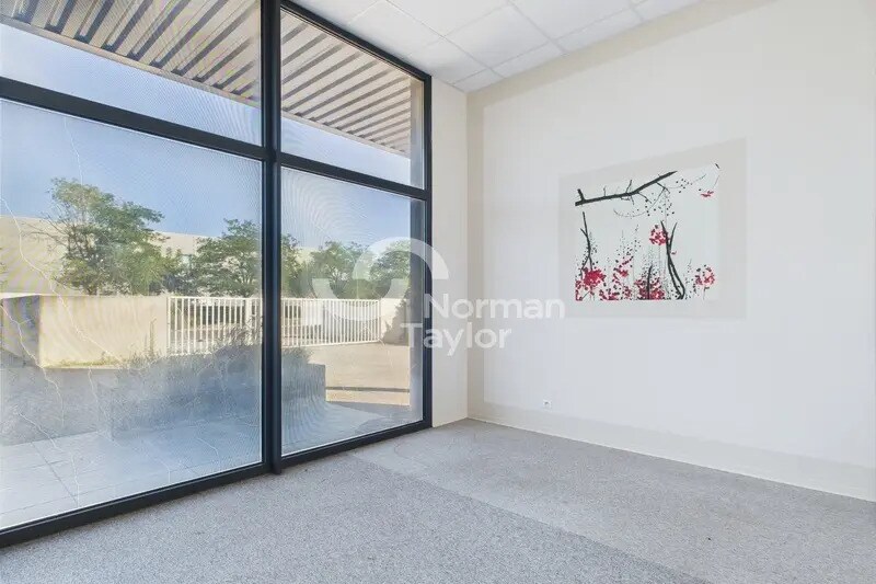 Office in Mudaison for sale - Building Photo - Image 2 of 12
