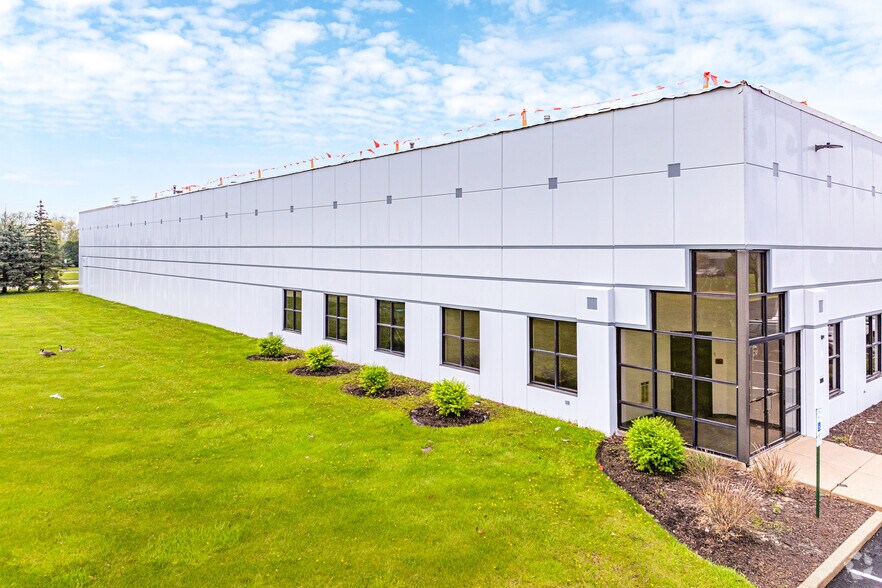 2250 White Oak Cir, Aurora, IL for lease - Building Photo - Image 2 of 5