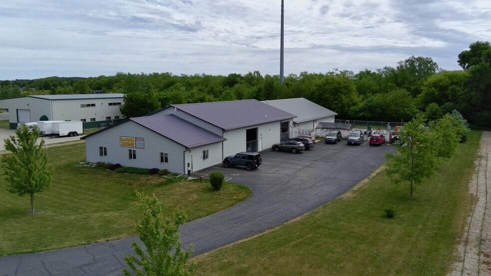 4030 Commercial Dr, Janesville, WI à vendre - Photo du bâtiment - Image 3 de 10