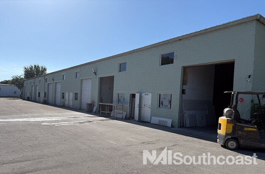 1337 SW South Macedo Blvd, Port Saint Lucie, FL à louer - Photo du bâtiment - Image 2 de 7