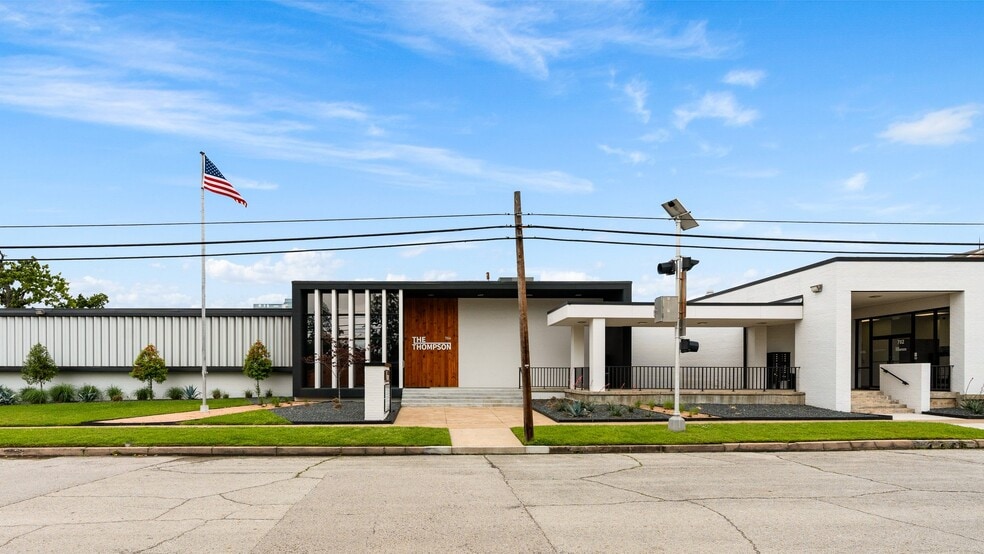 702 N Thompson St, Conroe, TX for lease - Building Photo - Image 2 of 26