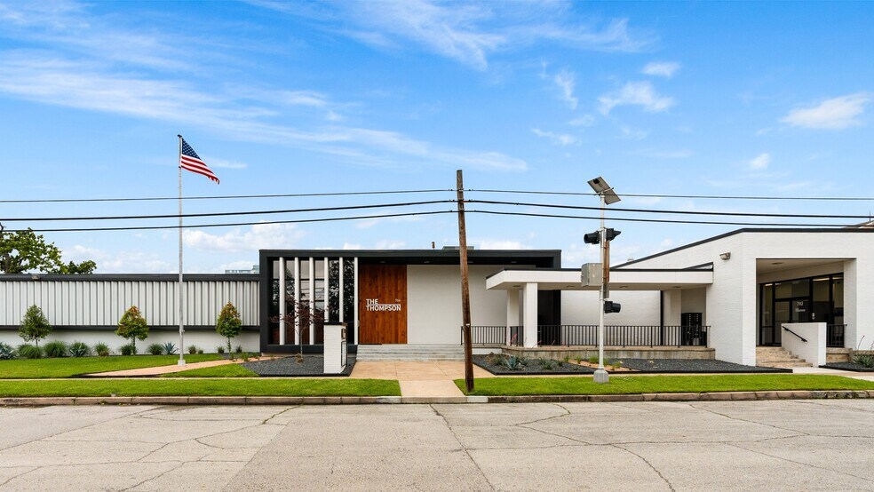 702 N Thompson St, Conroe, TX à louer - Photo du bâtiment - Image 2 de 26