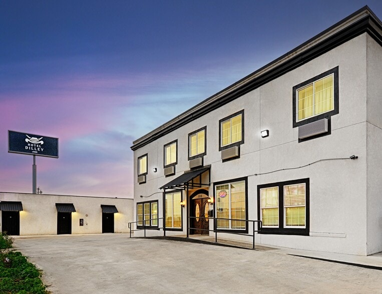 110 S Main, Dilley, TX à vendre - Photo principale - Image 1 de 59