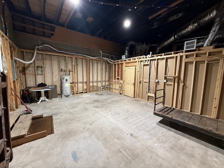 217 W Main St, Tishomingo, OK for lease - Interior Photo - Image 2 of 17