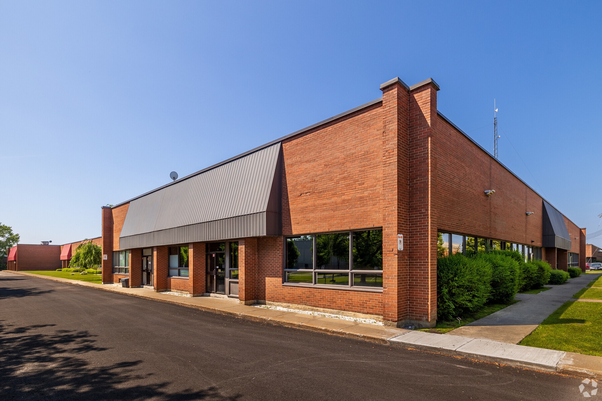 4605-4645 Rue Fairway, Montréal, QC for lease Primary Photo- Image 1 of 7