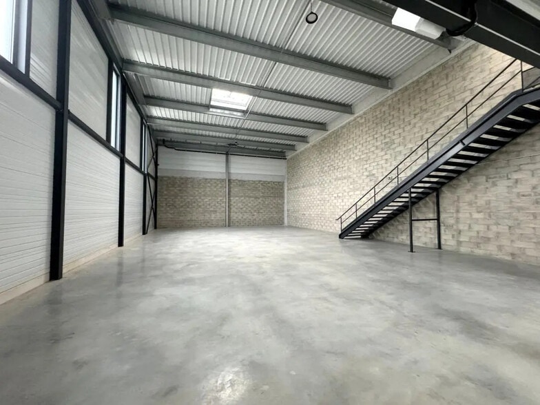 Office in Éragny for lease - Interior Photo - Image 2 of 16