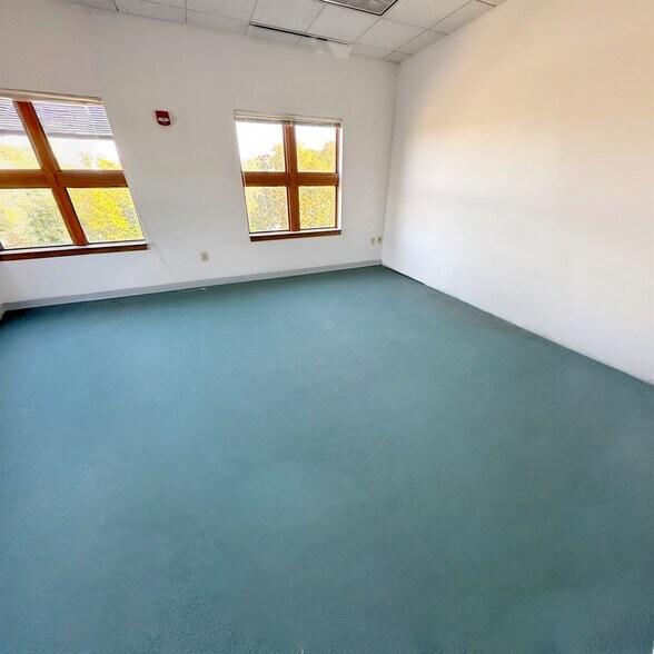 8609 Sudley Rd, Manassas, VA à vendre - Photo intérieure - Image 3 de 8