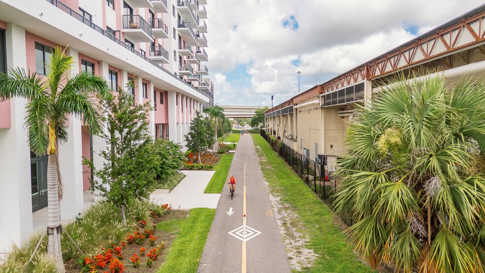 201 17th St S, Saint Petersburg, FL à louer - Photo du bâtiment - Image 2 de 16