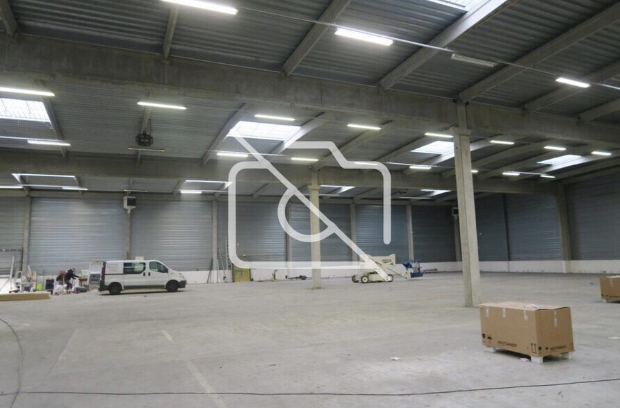 Industrial in Lisses for lease - Building Photo - Image 2 of 4