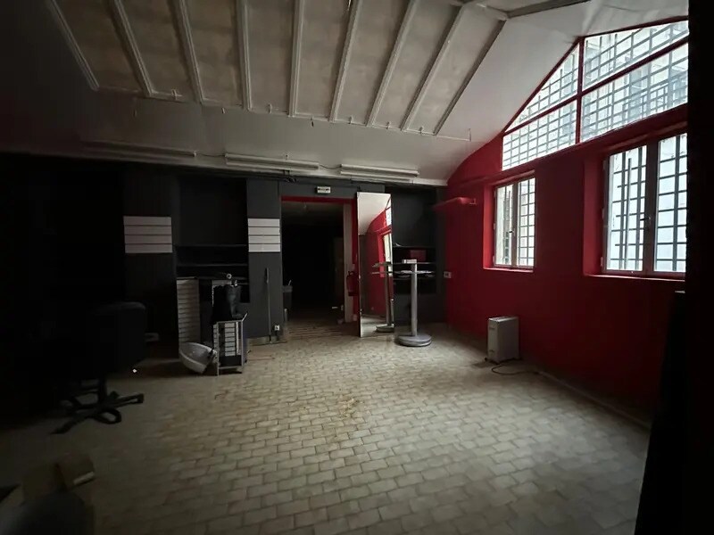 Retail in Lyon for sale Interior Photo- Image 1 of 5