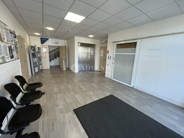 Bureau dans Le Blanc-Mesnil à louer - Hall d’entrée - Image 3 de 11