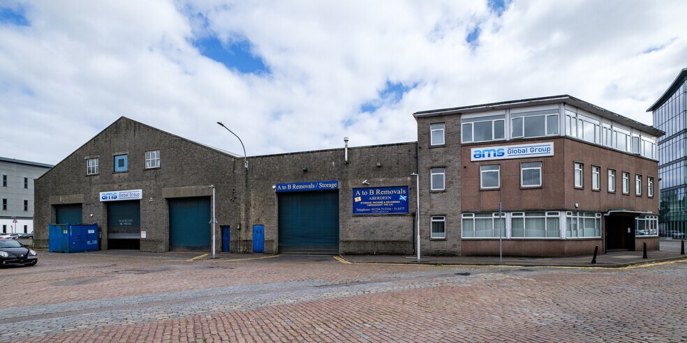 Norrth Dee Business Quarter portefeuille de 5 propriétés à vendre sur LoopNet.ca - Photo du bâtiment - Image 3 de 4