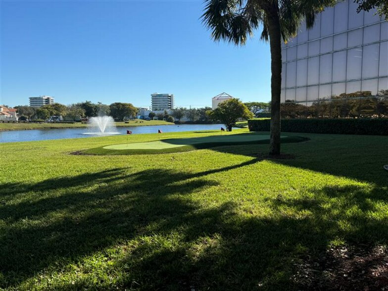 580 Village Blvd, West Palm Beach, FL à louer - Photo du bâtiment - Image 2 de 22