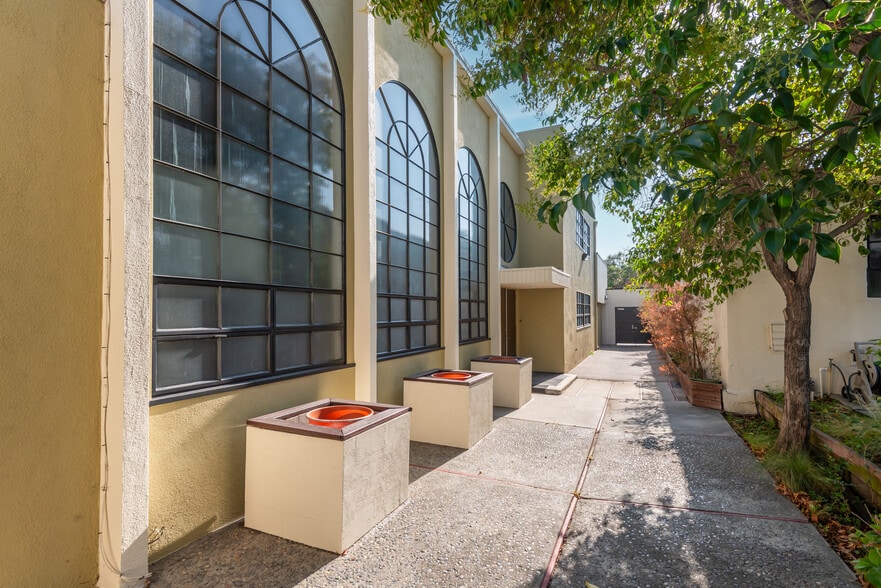 1108 Tamarind Ave, Los Angeles, CA for lease - Building Photo - Image 3 of 17