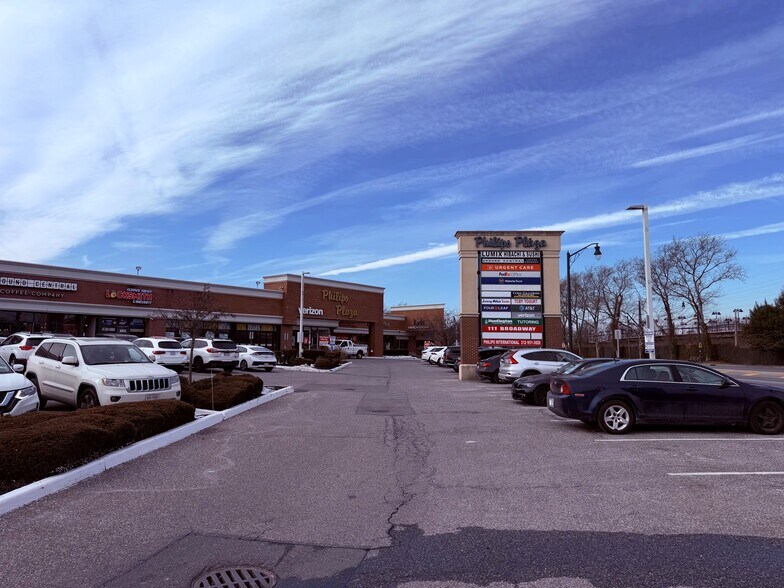 601-693 Sunrise Hwy, Lynbrook, NY à louer - Photo du bâtiment - Image 1 de 17
