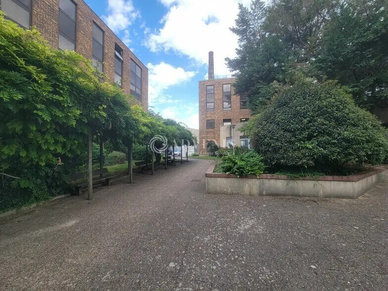 Bureau dans Saint-Denis à louer - Photo du bâtiment - Image 2 de 9