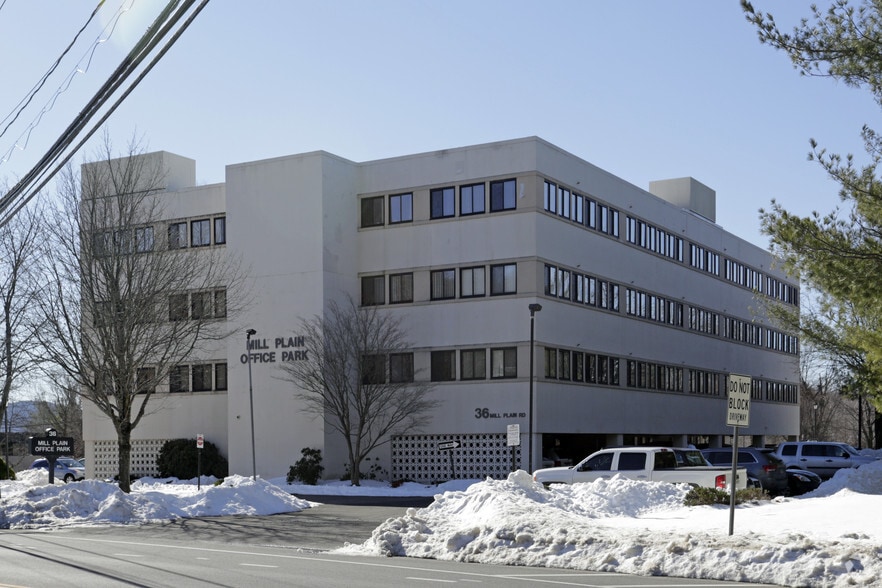 36 Mill Plain Rd, Danbury, CT for lease - Primary Photo - Image 1 of 9