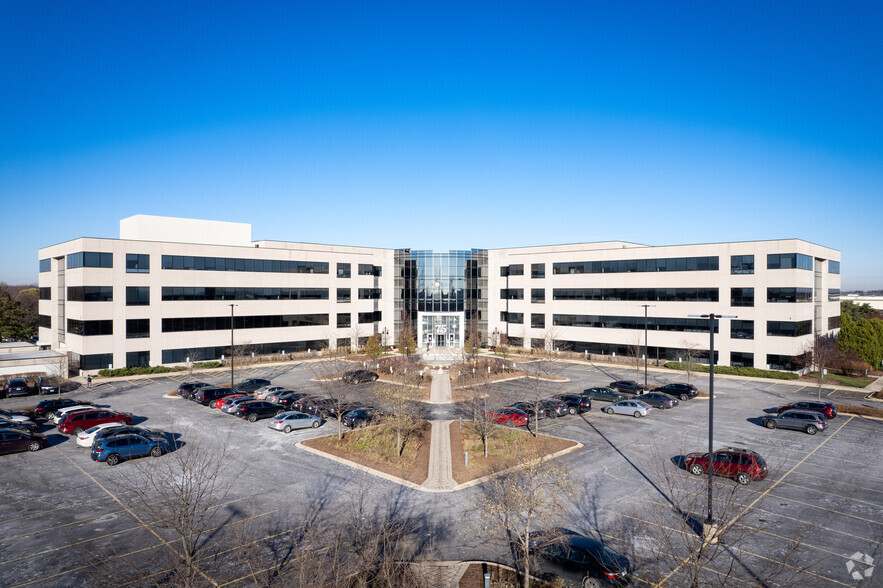 75 N Fairway Dr, Vernon Hills, IL for lease - Primary Photo - Image 1 of 11