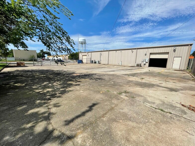 3000-3010 N Macarthur Blvd, Oklahoma City, OK for lease - Building Photo - Image 2 of 5