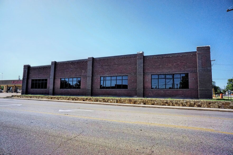 141 NW Renfro St, Burleson, TX à vendre - Photo du bâtiment - Image 2 de 7