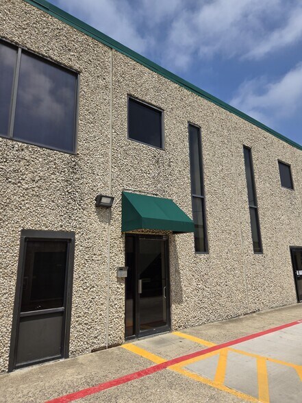 4015 Belt Line Rd, Addison, TX à louer - Photo du bâtiment - Image 3 de 12