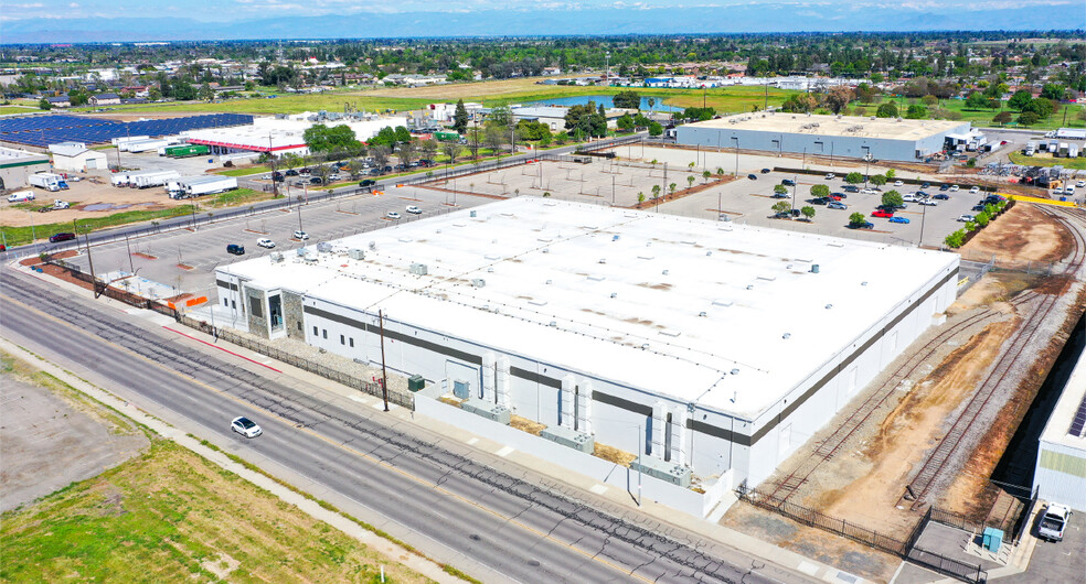 2325 S Cedar Ave, Fresno, CA for lease - Building Photo - Image 3 of 14