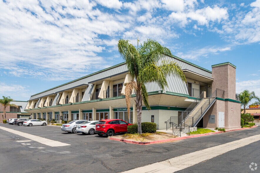 2050 W Chapman Ave, Orange, CA à louer - Photo du bâtiment - Image 1 de 15