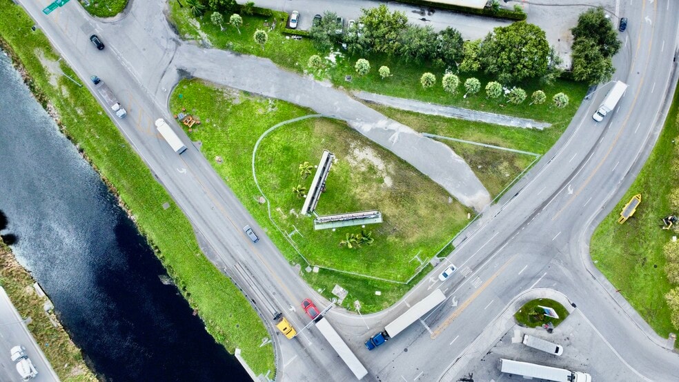 NW South River Dr, Medley, FL for lease - Building Photo - Image 2 of 4