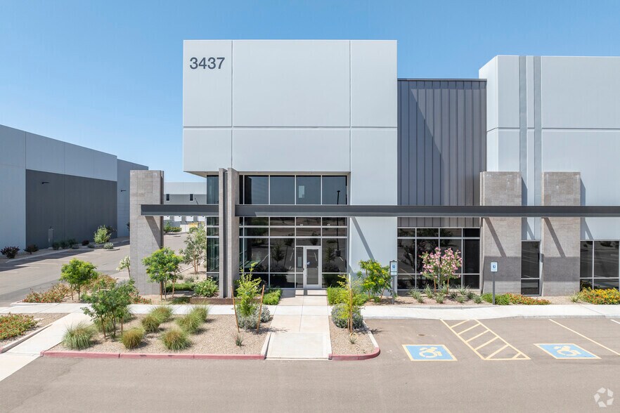 3437 S Crismon Rd, Mesa, AZ à louer - Photo du bâtiment - Image 3 de 6