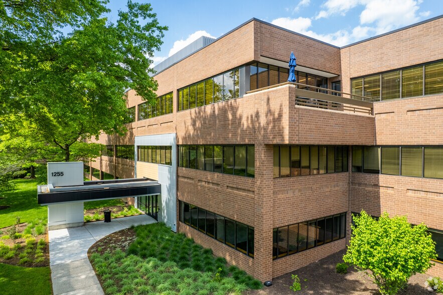 1255 Drummers Ln, Wayne, PA à louer - Photo du bâtiment - Image 2 de 40