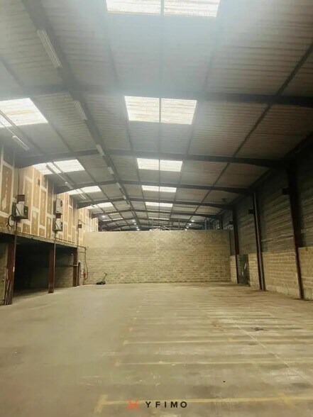 Flex in Élancourt for lease - Building Photo - Image 3 of 5