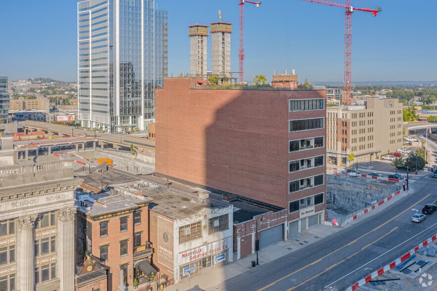 169 Rosa L Parks Blvd, Nashville, TN for lease - Building Photo - Image 1 of 3