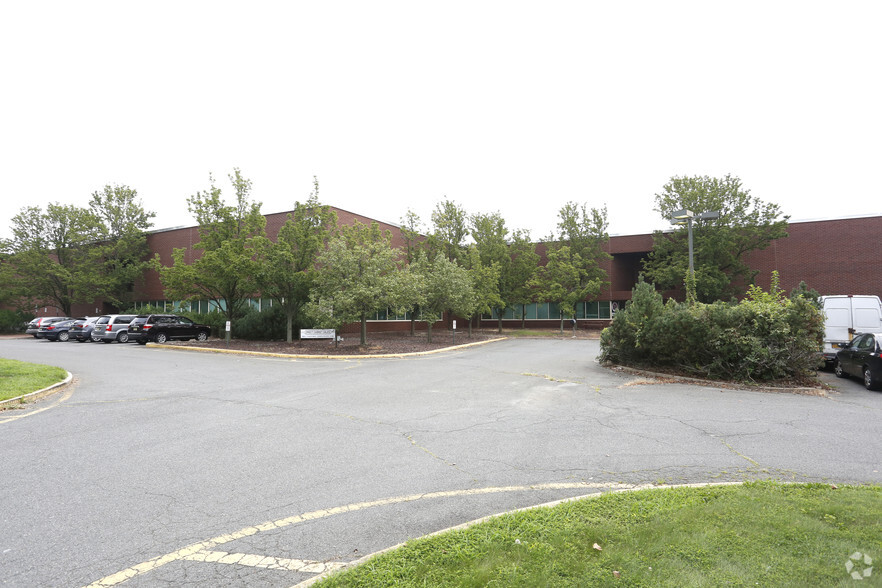 180 Herrod Blvd, South Brunswick, NJ for lease - Primary Photo - Image 1 of 9