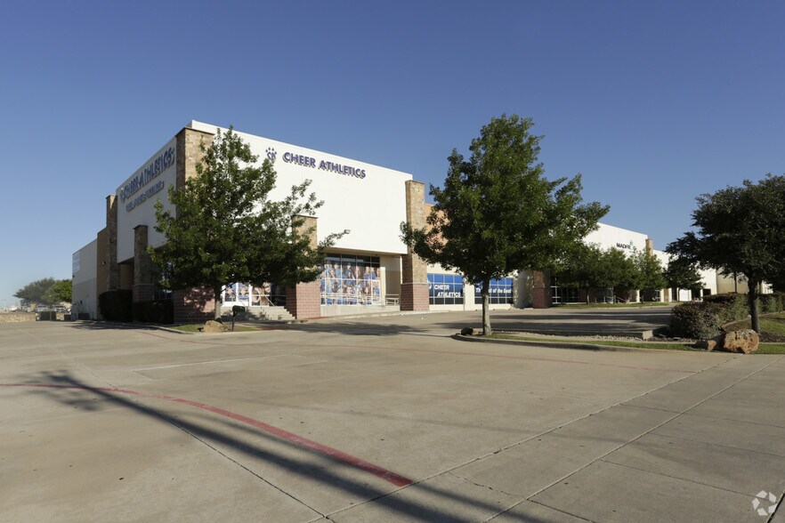 1300 E Plano Pky, Plano, TX à louer - Photo principale - Image 2 de 5