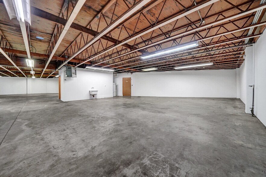 7712-WI NE Sandy Blvd, Portland, OR à vendre - Photo intérieure - Image 2 de 22