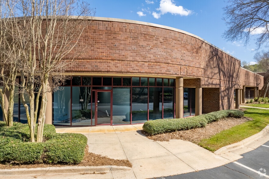 1670 Oakbrook Dr, Norcross, GA à louer - Photo du bâtiment - Image 3 de 6