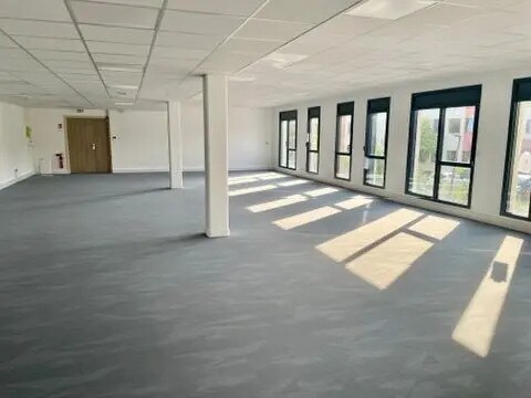 Office in Meyreuil for lease Interior Photo- Image 1 of 13