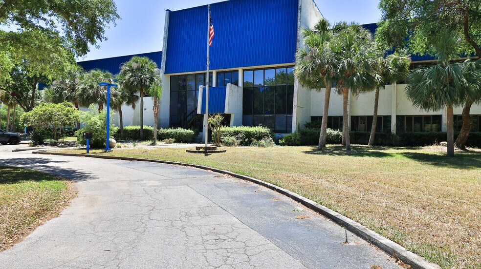 2 Commerce Blvd, Palm Coast, FL à louer - Photo du bâtiment - Image 3 de 39