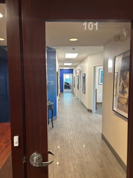 300 Jefferson Blvd, Warwick, RI à vendre - Photo du bâtiment - Image 2 de 13