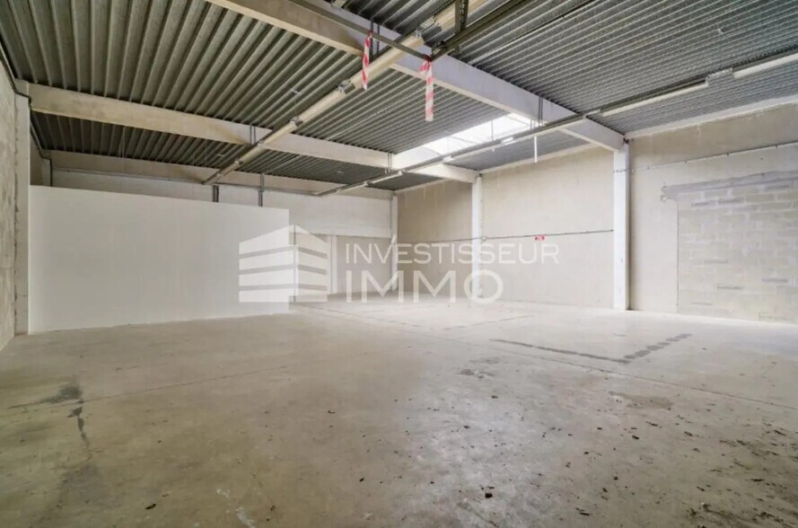 Flex in Émerainville for lease - Interior Photo - Image 3 of 5