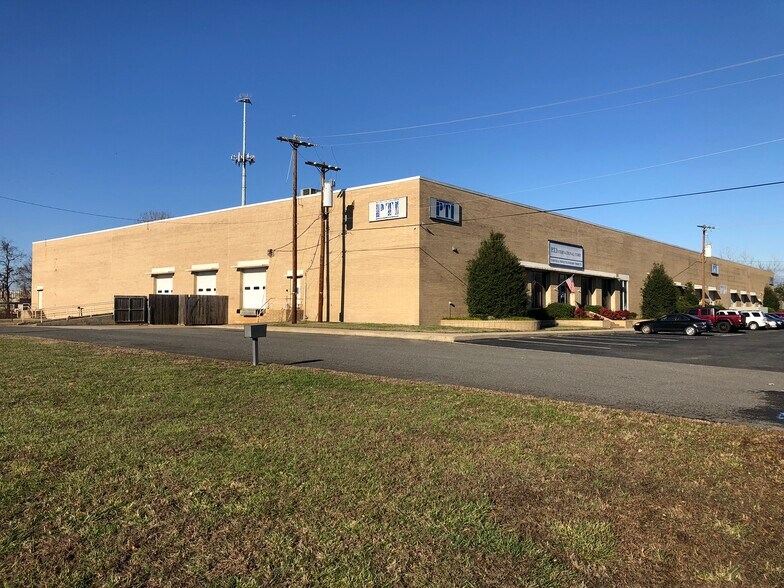 1817 Westinghouse Blvd, Charlotte, NC à louer - Photo du bâtiment - Image 3 de 8