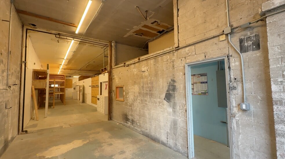 3836 Crescent St & 3832 Crescent St portefeuille de 2 propriétés à vendre sur LoopNet.ca - Photo intérieure - Image 3 de 11